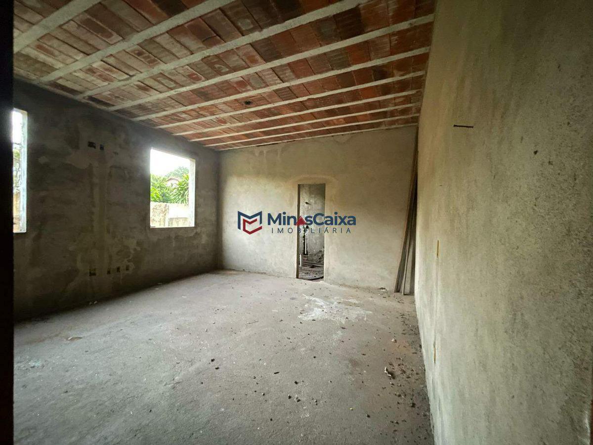 Casa, Funcionários, 4 Quartos, 10 Vagas, 1 Suíte