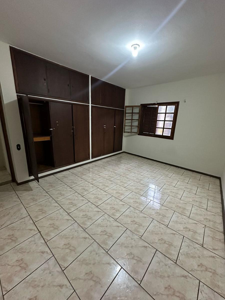 Casa, Centro, 4 Quartos, 0 Vaga