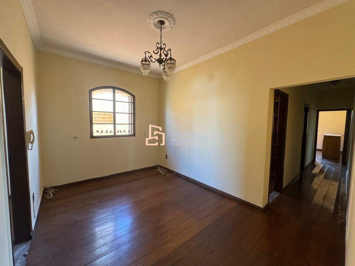 Casa, Industrial, 4 Quartos, 1 Vaga, 2 Suítes