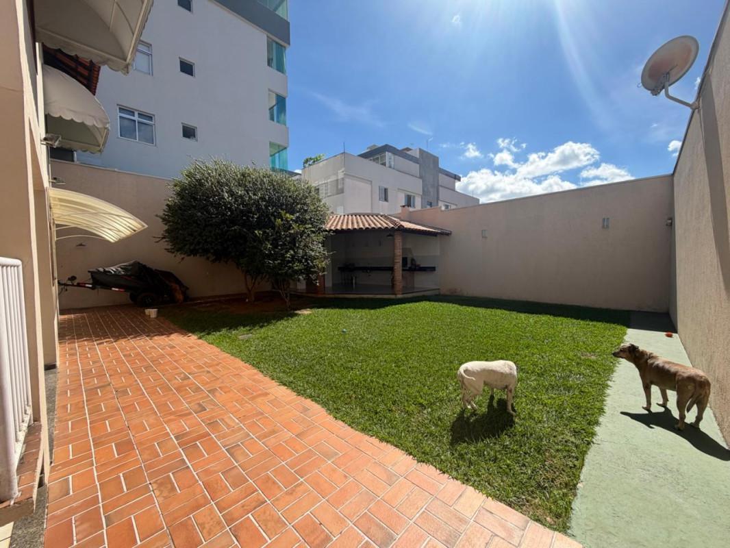 Casa, Castelo, 3 Quartos, 8 Vagas, 1 Suíte