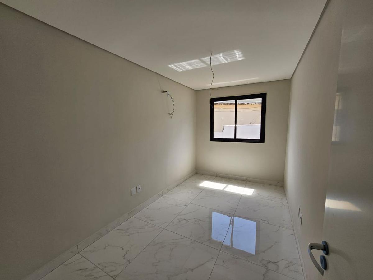 Casa, Santa Cruz, 3 Quartos, 4 Vagas, 1 Suíte