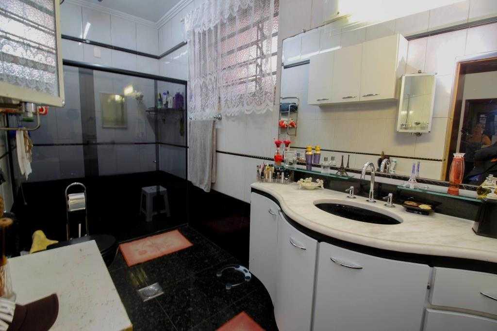 Casa, João Pinheiro, 5 Quartos, 4 Vagas, 1 Suíte