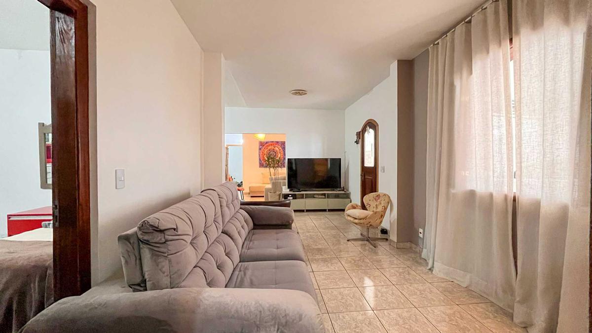 Casa, Buritis, 5 Quartos, 0 Vaga, 1 Suíte