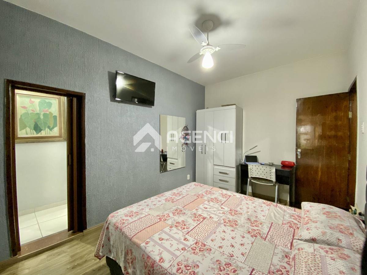 Casa, Santa Maria, 5 Quartos, 0 Vaga, 3 Suítes