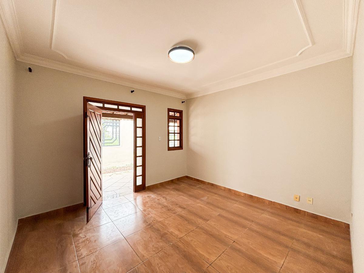 Casa, Três Barras, 5 Quartos, 2 Vagas, 1 Suíte