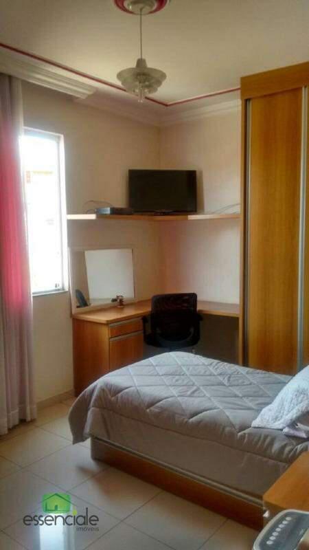 Casa, Santa Cruz Industrial, 4 Quartos, 5 Vagas, 1 Suíte