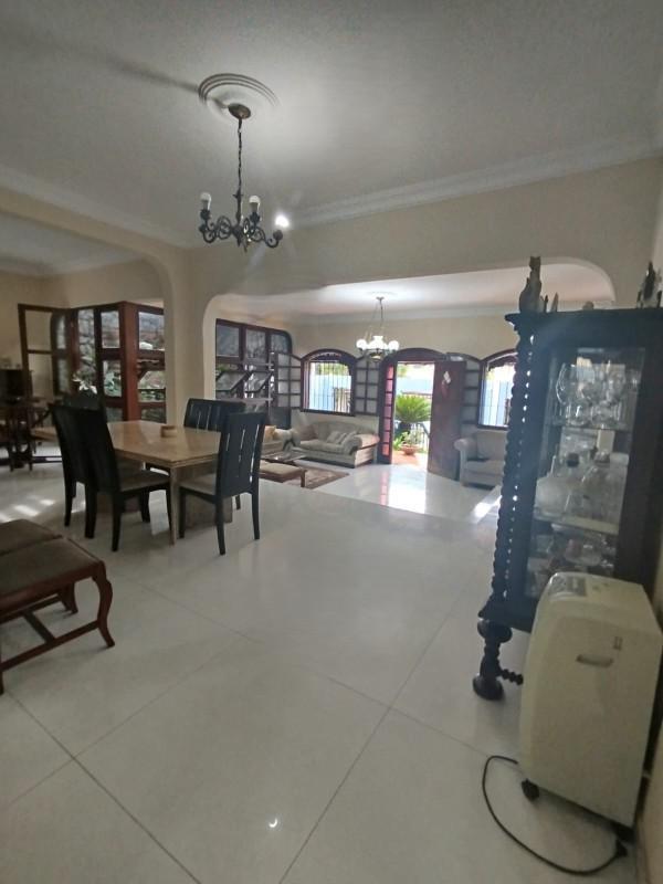 Casa, Castelo, 3 Quartos, 4 Vagas, 1 Suíte