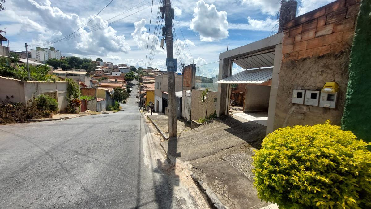 Casa, Jardim Vitória, 2 Quartos, 4 Vagas, 1 Suíte