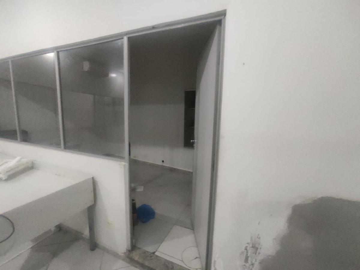 Prédio, Santa Cruz, 0 Quarto, 6 Vagas