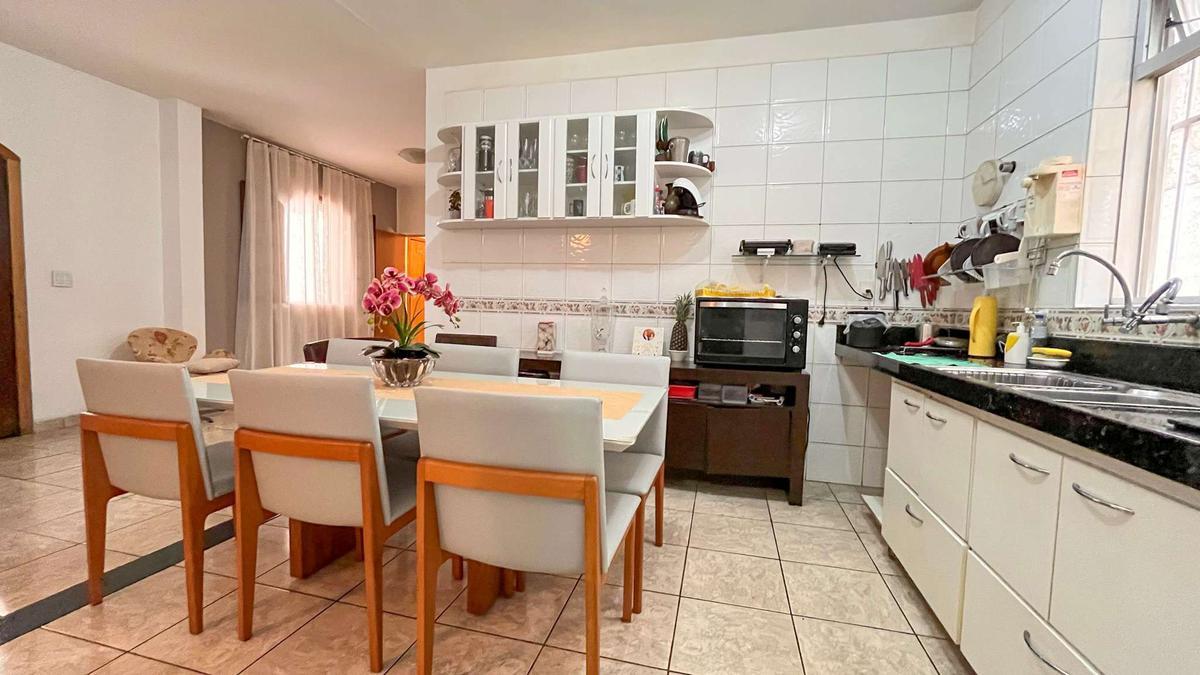 Casa, Buritis, 5 Quartos, 0 Vaga, 1 Suíte