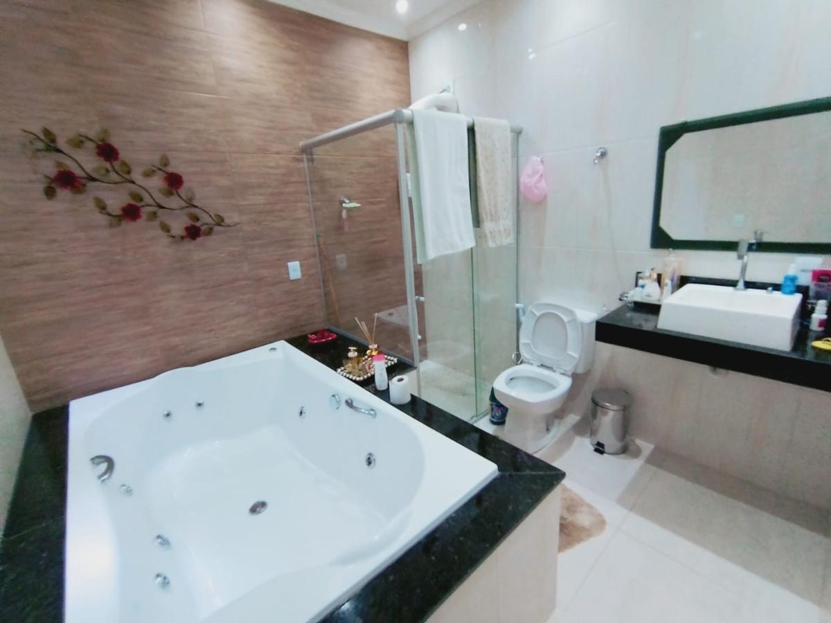 Casa, Céu Azul, 3 Quartos, 4 Vagas, 1 Suíte