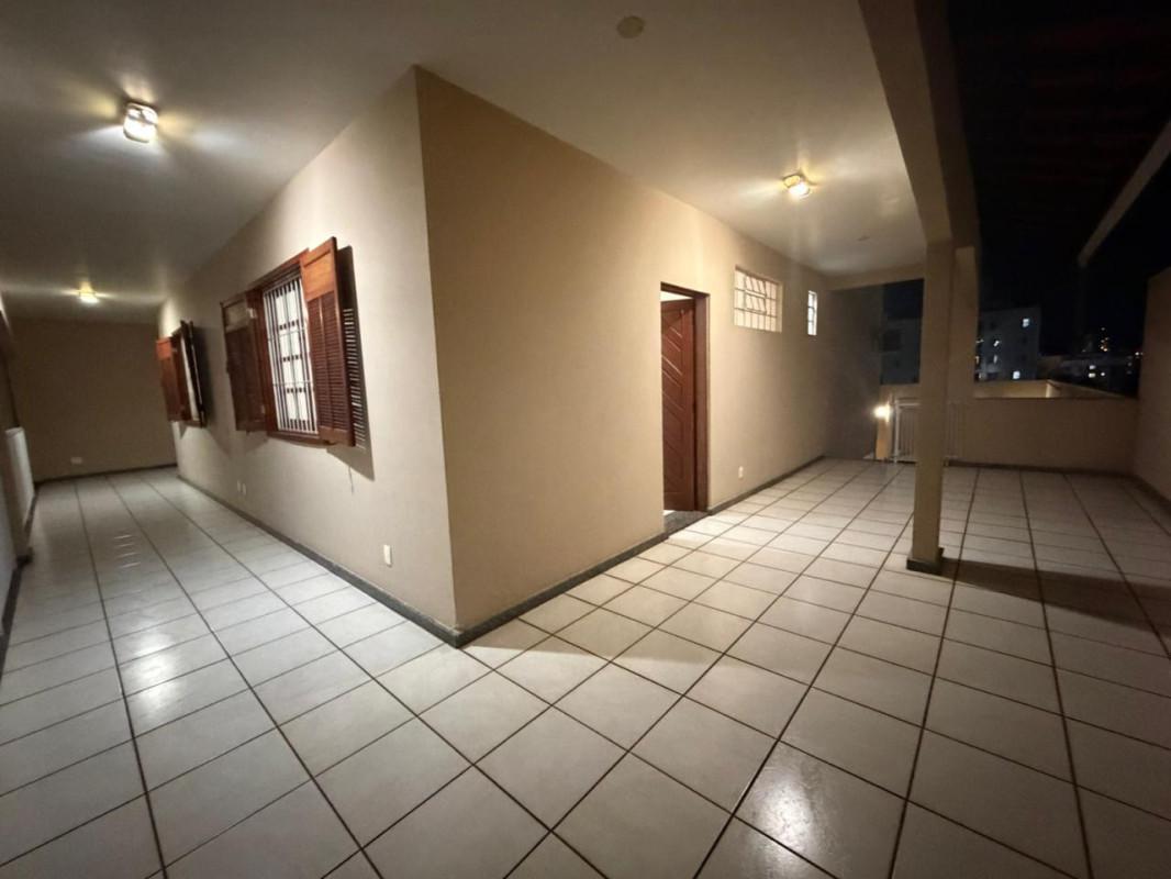 Casa, Castelo, 3 Quartos, 8 Vagas, 1 Suíte