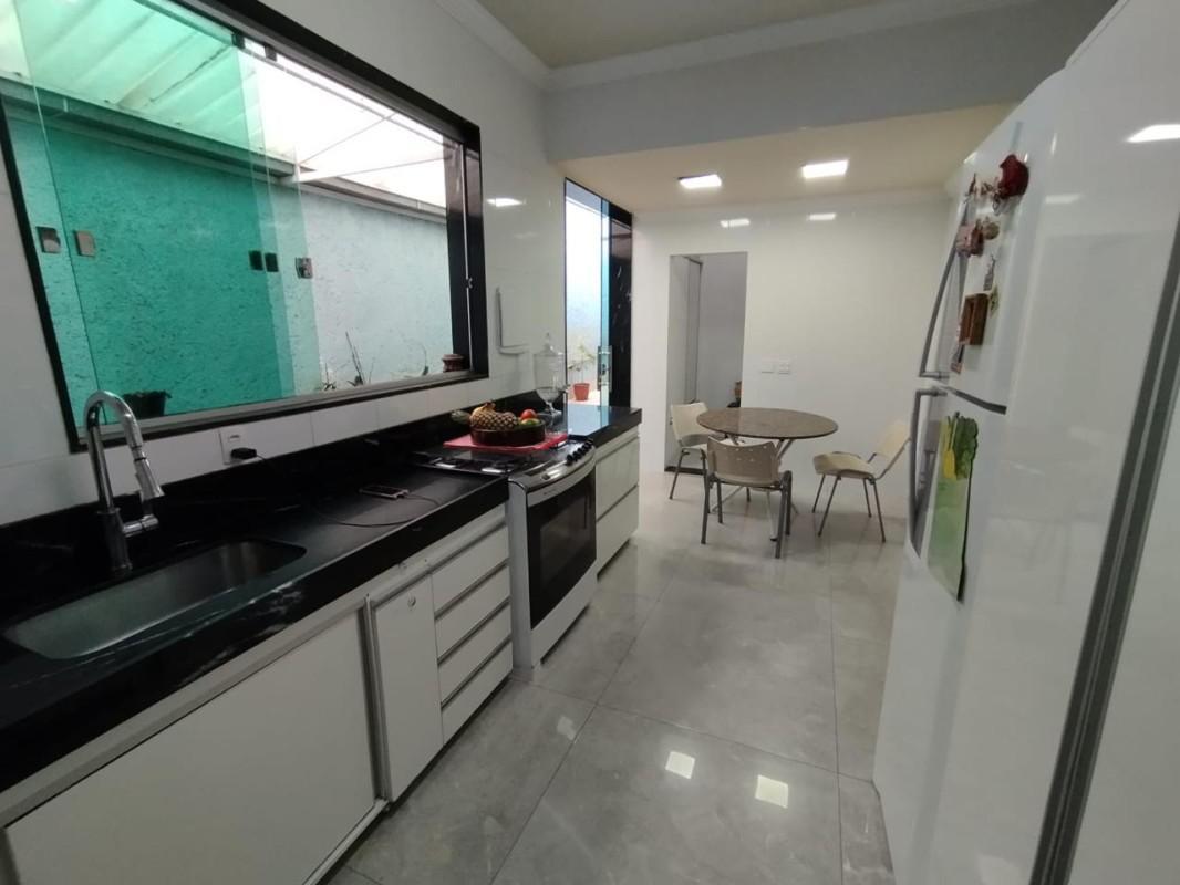 Casa, Castelo, 3 Quartos, 4 Vagas, 1 Suíte