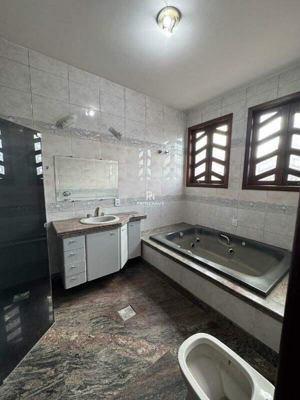 Casa, Castelo, 5 Quartos, 14 Vagas, 1 Suíte