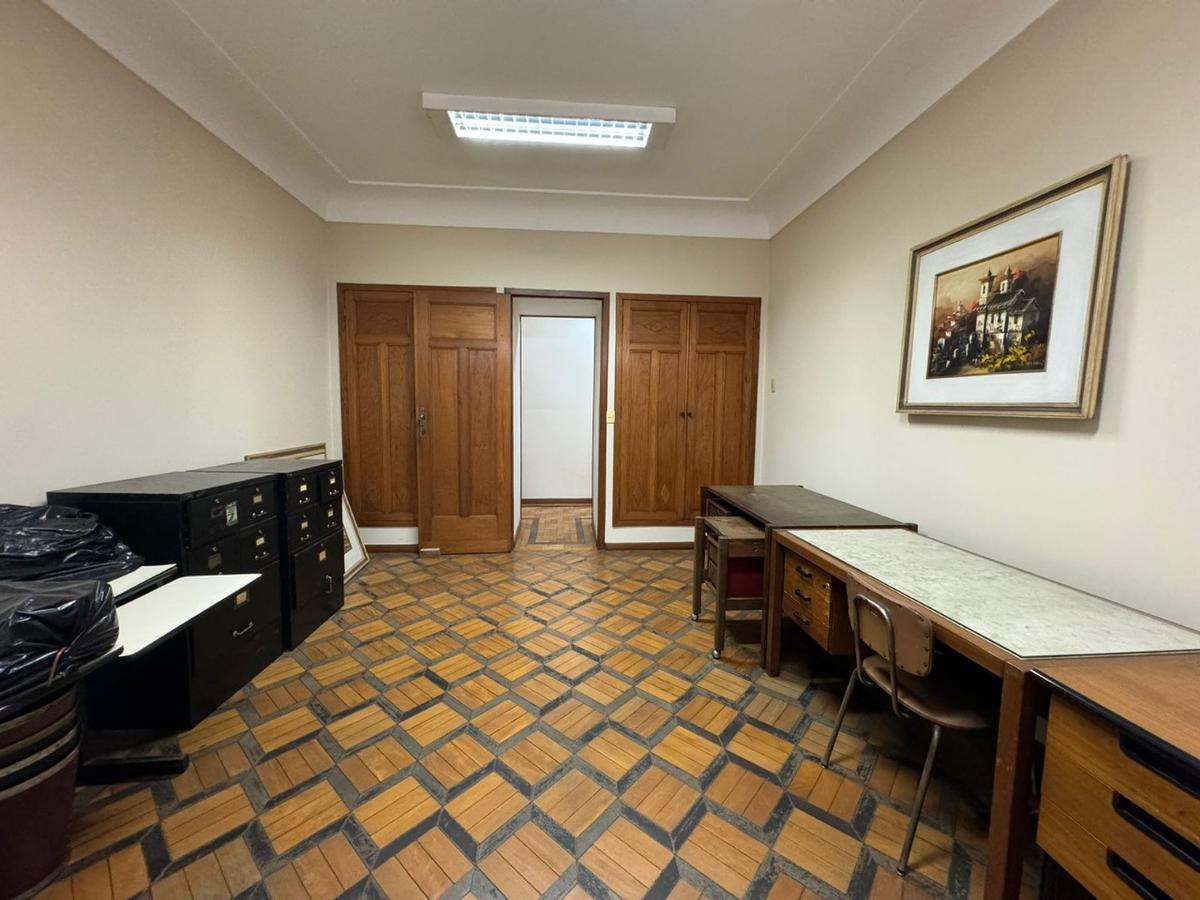 Casa, Funcionários, 10 Quartos, 30 Vagas, 5 Suítes