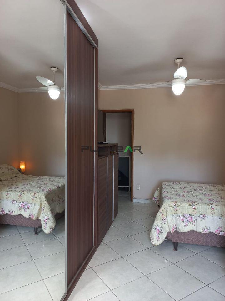 Casa, Santa Cruz Industrial, 3 Quartos, 2 Vagas, 1 Suíte