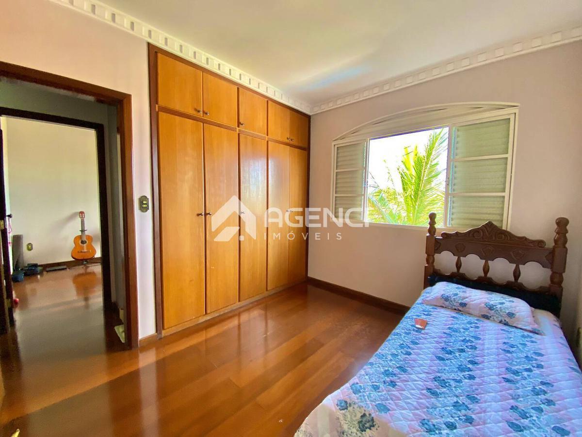 Casa, Camargos, 5 Quartos, 0 Vaga, 1 Suíte