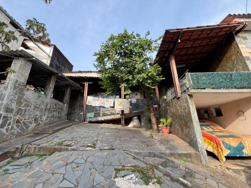 Casa, Sagrada Família, 2 Quartos, 8 Vagas