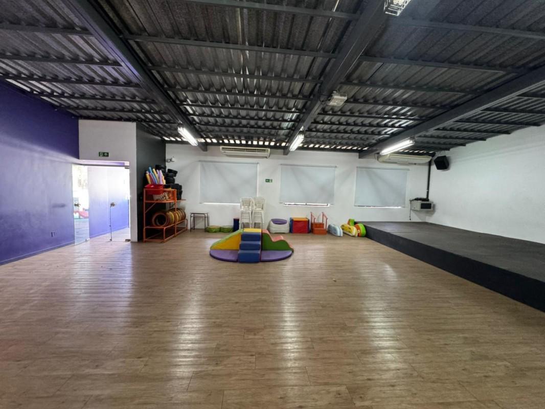 Prédio, Colégio Batista, 0 Quarto, 0 Vaga