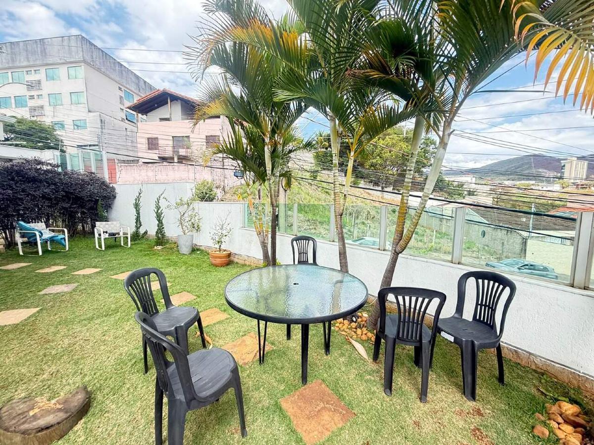 Casa, Estoril, 3 Quartos, 2 Vagas, 1 Suíte