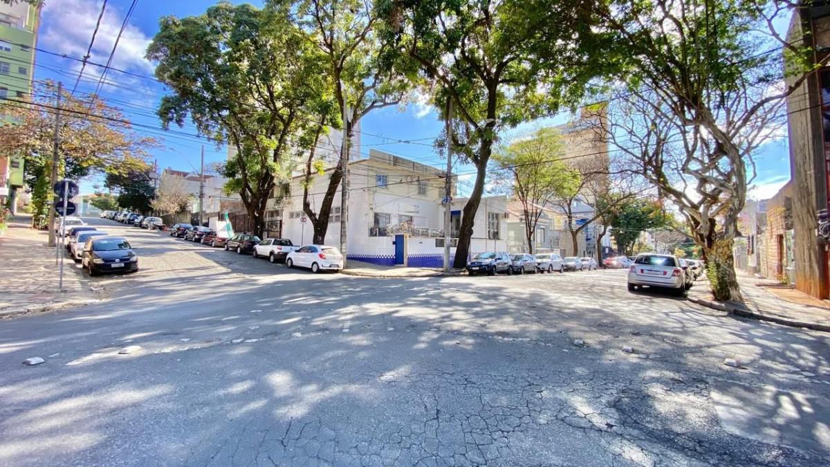 Casa Comercial, Floresta, 11 Quartos, 0 Vaga, 1 Suíte