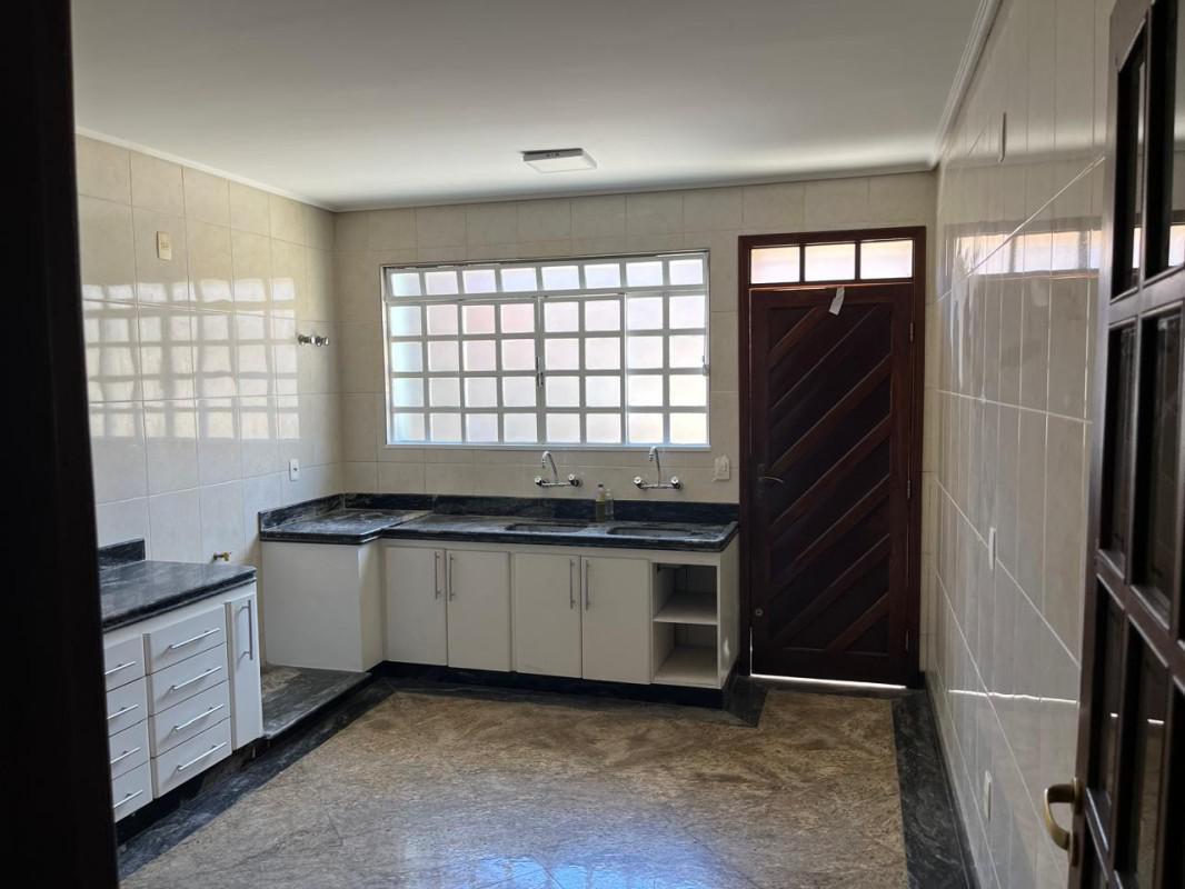 Casa, Barreiro, 5 Quartos, 5 Vagas, 2 Suítes