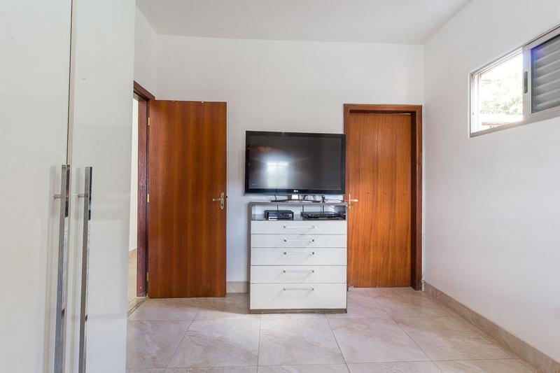 Casa, Califórnia, 4 Quartos, 2 Vagas, 1 Suíte