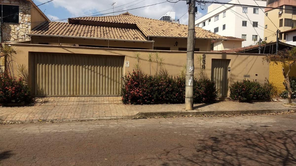 Casa, Castelo, 3 Quartos, 4 Vagas, 1 Suíte