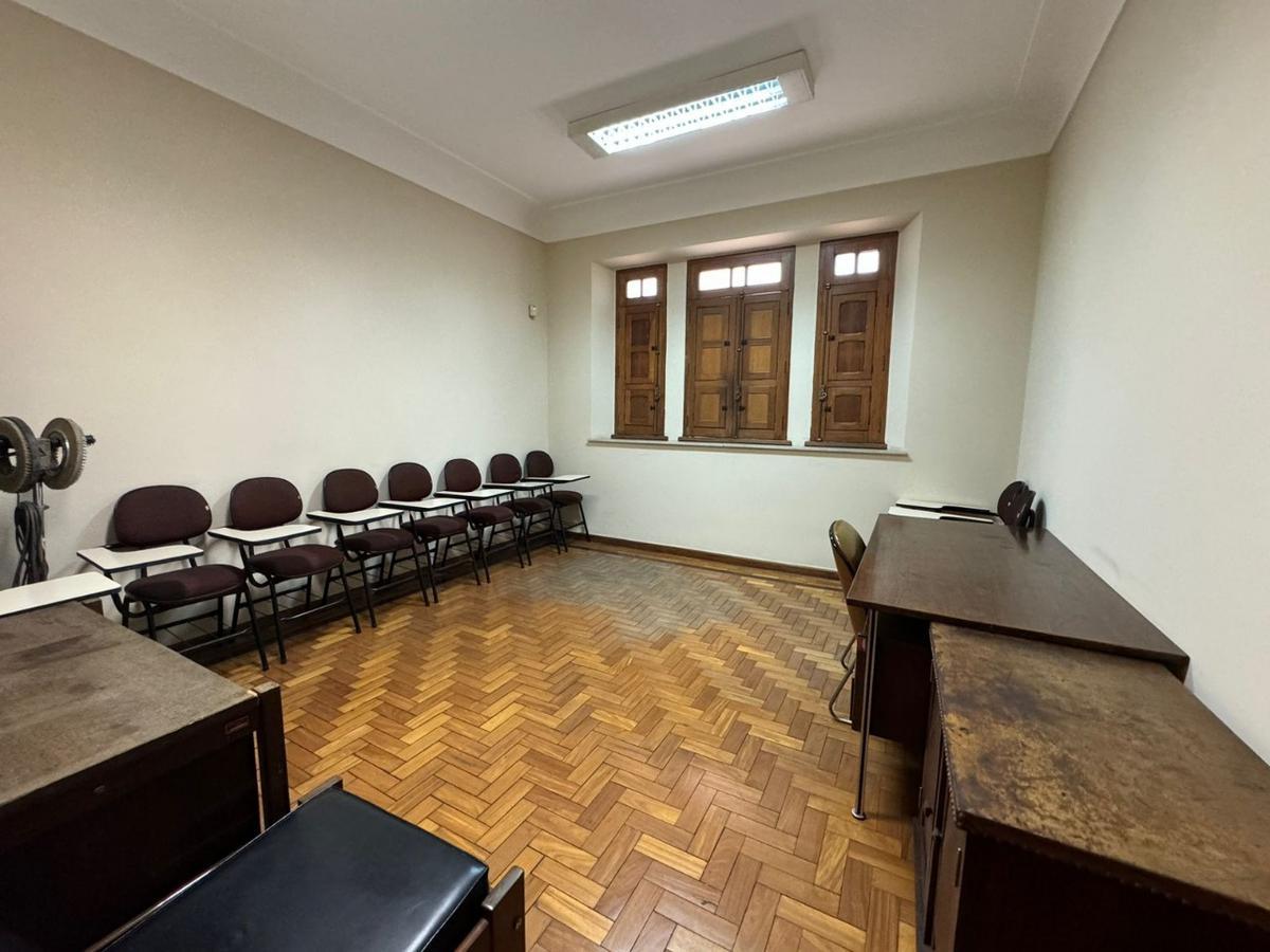 Casa, Funcionários, 10 Quartos, 30 Vagas, 5 Suítes