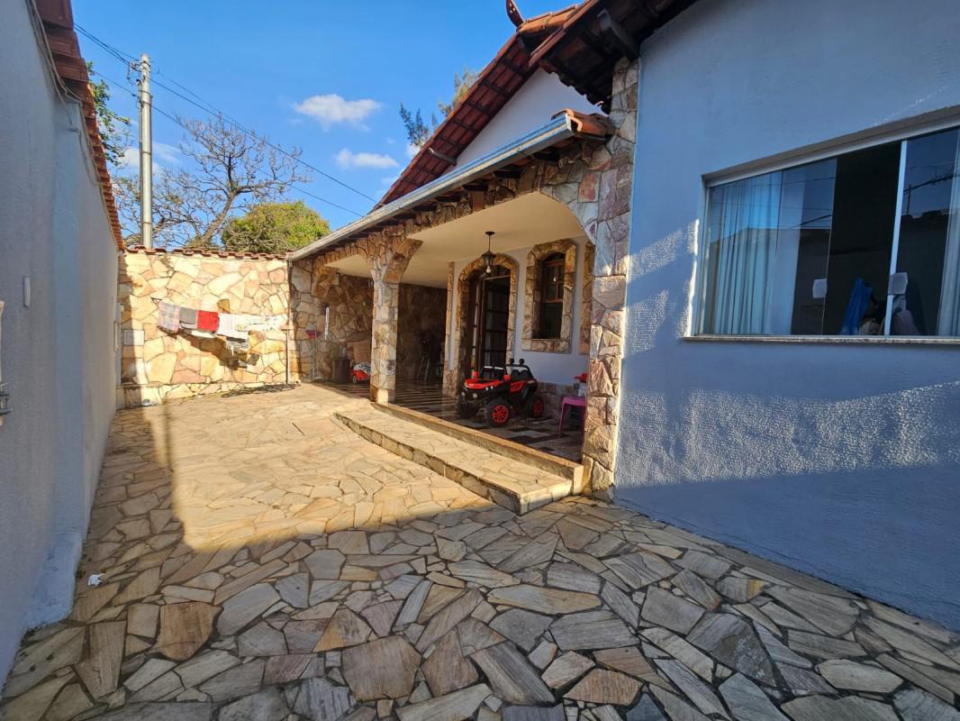 Casa, João Pinheiro, 3 Quartos, 10 Vagas, 2 Suítes