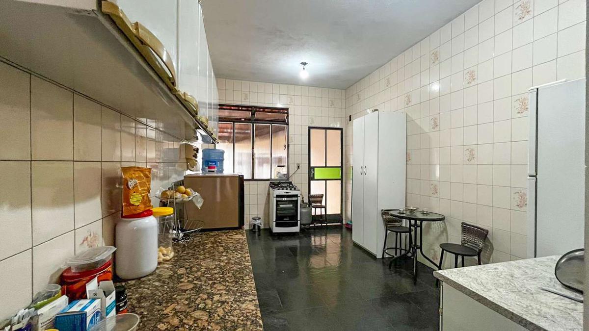 Casa, Santa Terezinha, 4 Quartos, 5 Vagas, 1 Suíte