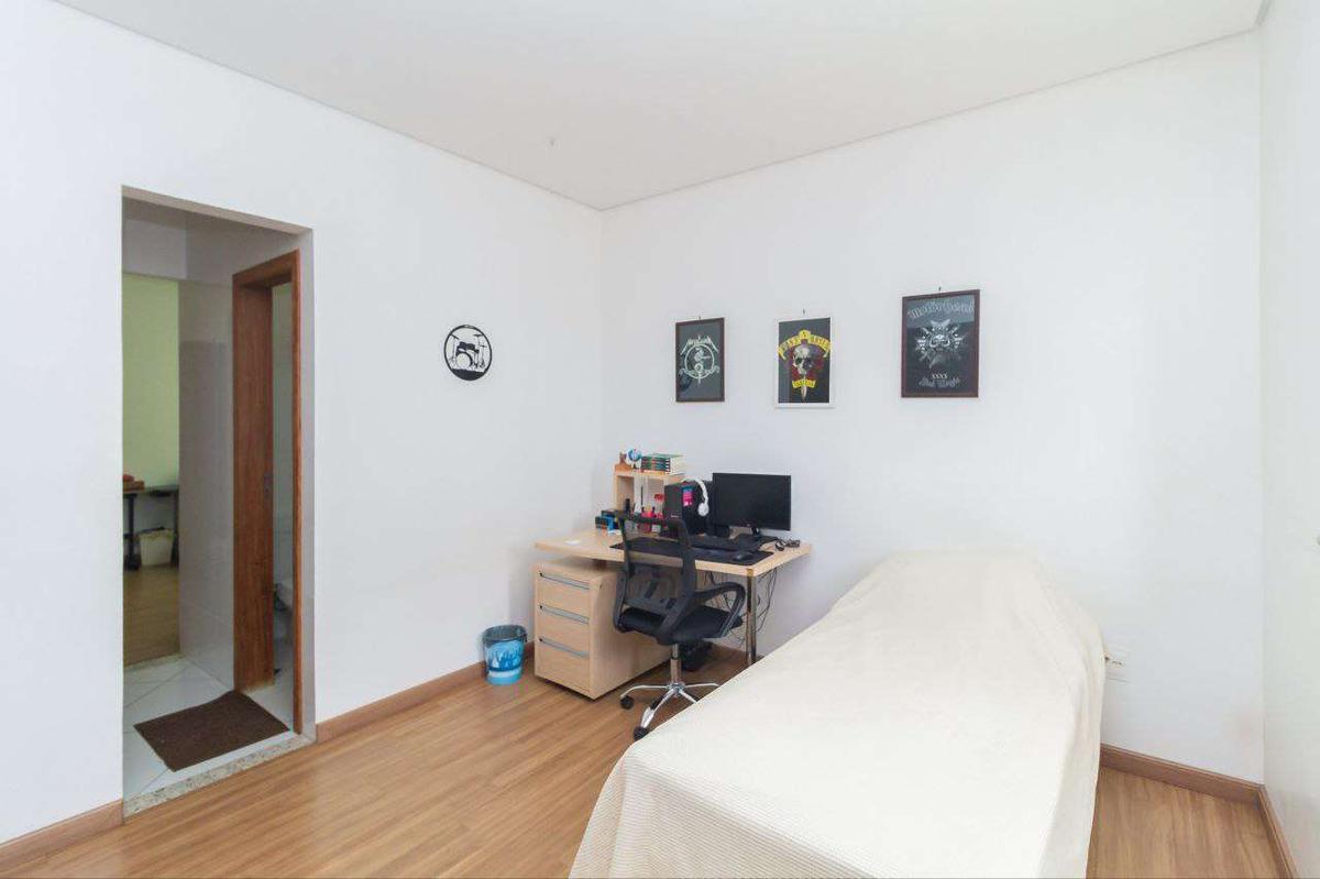 Casa, Estoril, 4 Quartos, 3 Vagas, 4 Suítes