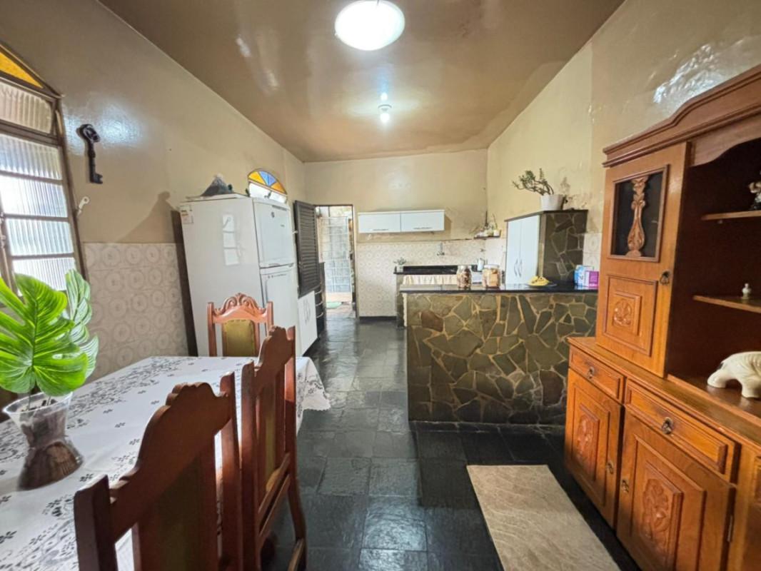 Casa, Sagrada Família, 2 Quartos, 8 Vagas
