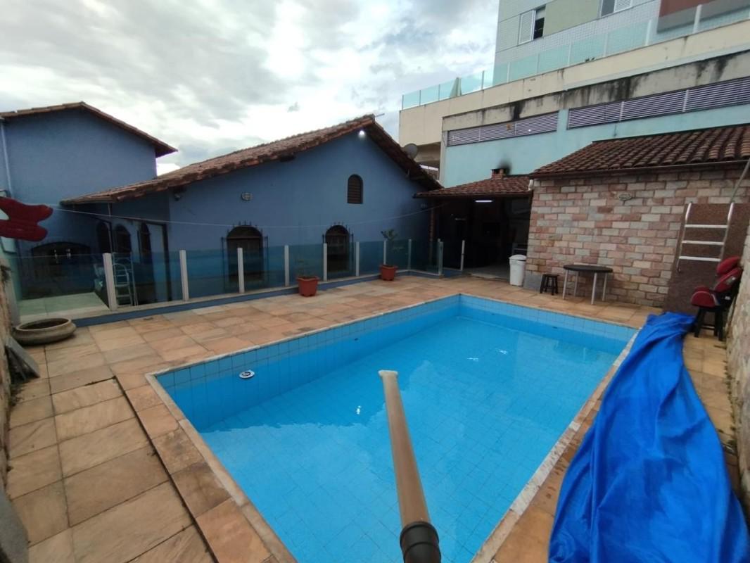 Casa, Castelo, 3 Quartos, 4 Vagas, 1 Suíte