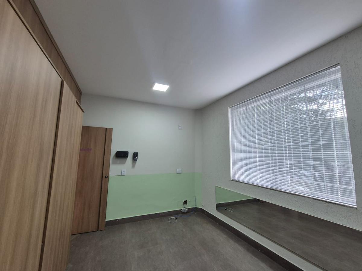 Casa, Funcionários, 5 Quartos, 2 Vagas, 1 Suíte