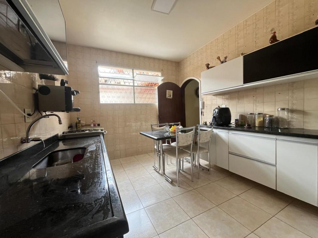 Casa, Alípio de Melo, 3 Quartos, 4 Vagas, 1 Suíte