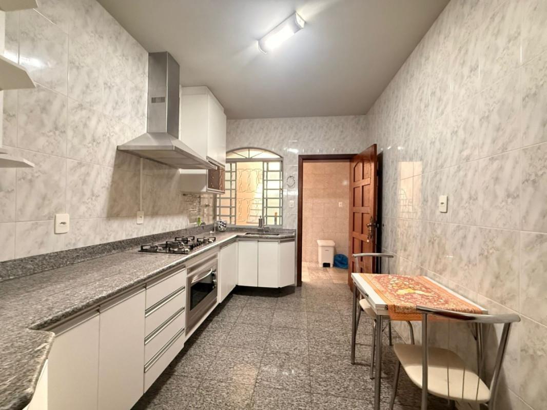 Casa, Sagrada Família, 4 Quartos, 2 Vagas, 1 Suíte