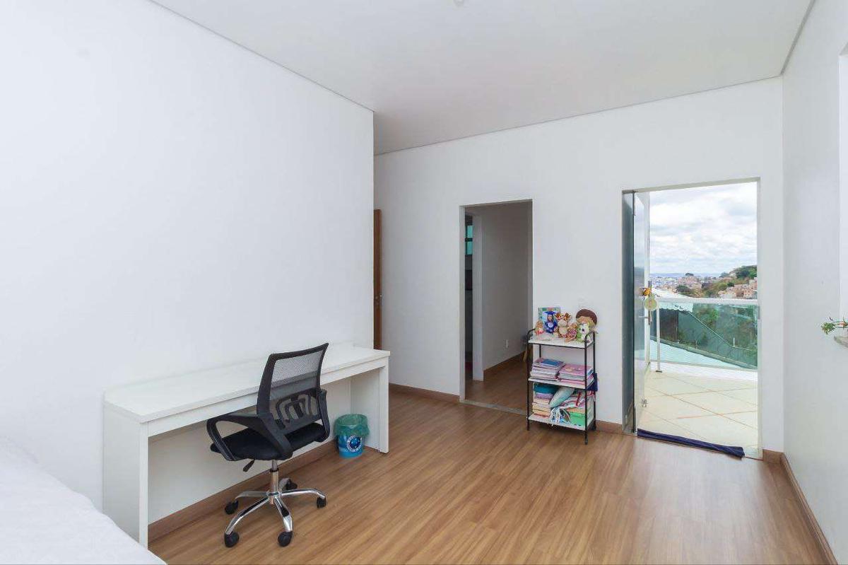 Casa, Estoril, 4 Quartos, 3 Vagas, 4 Suítes