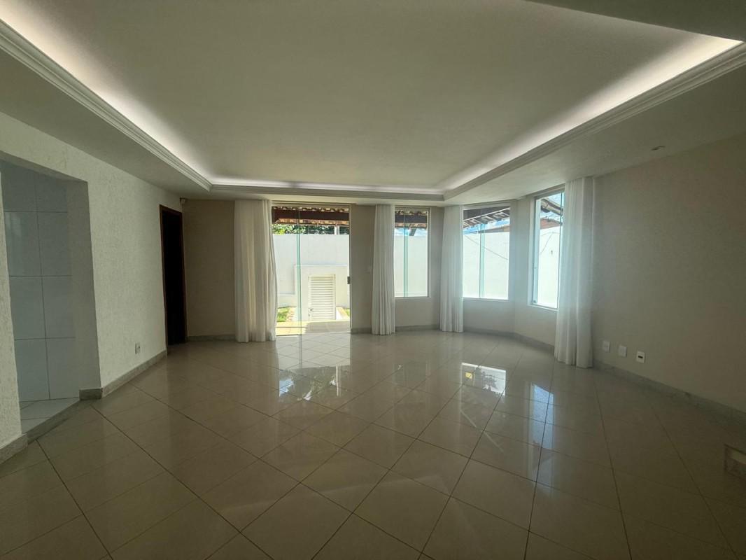 Casa, Castelo, 4 Quartos, 3 Vagas, 1 Suíte