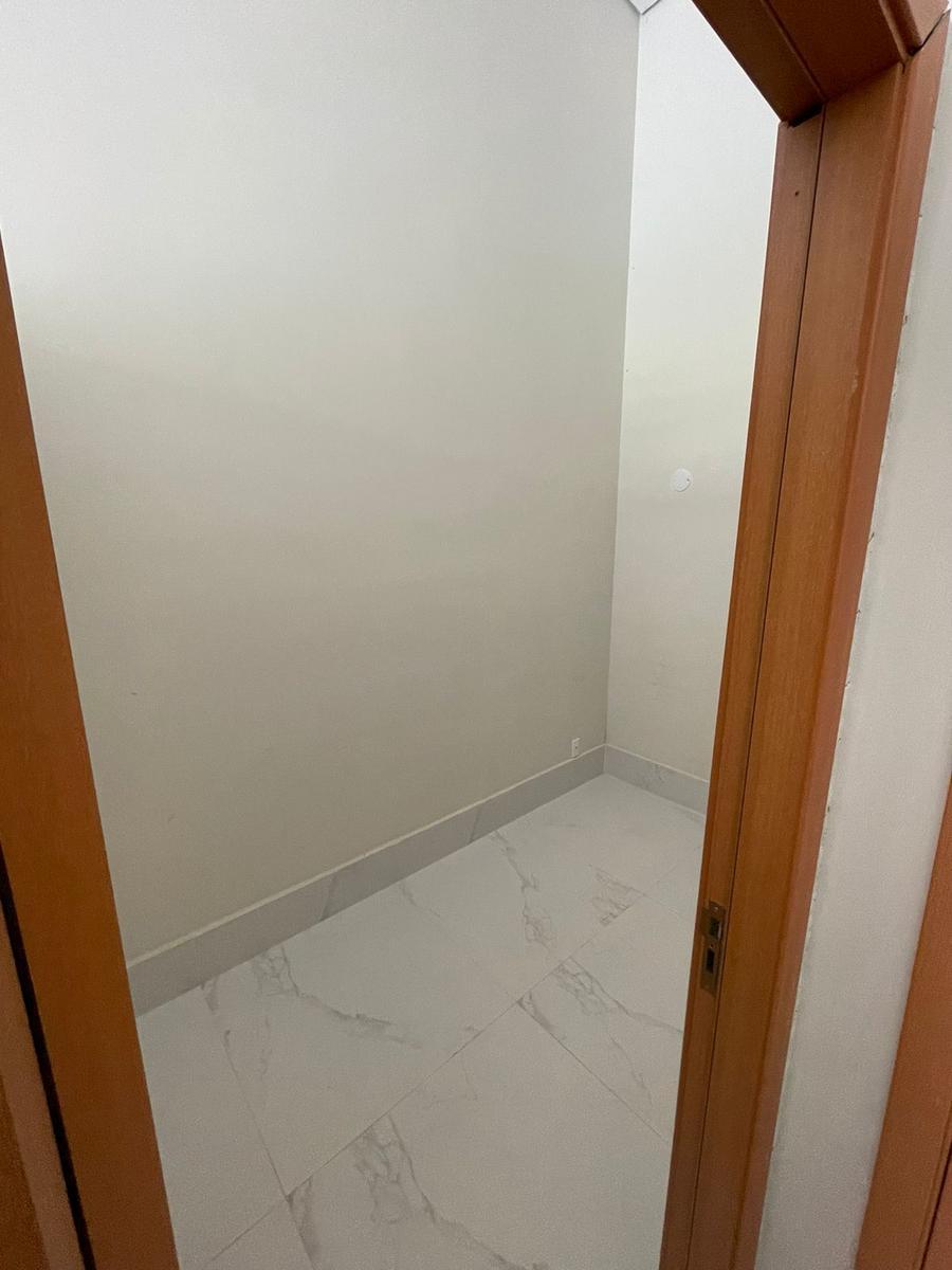 Loja, Santa Lúcia, 0 Vaga