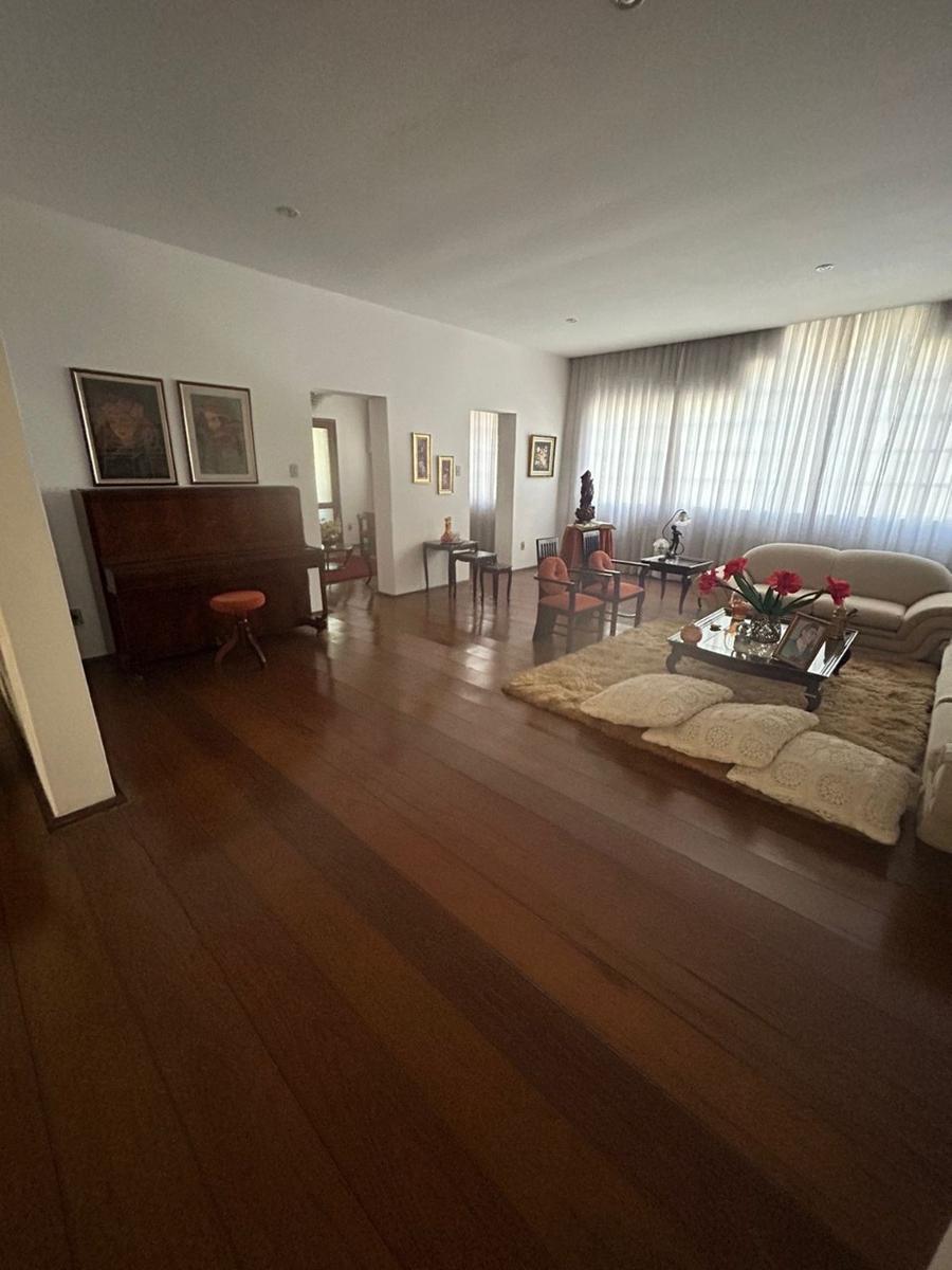 Casa, Centro, 5 Quartos, 0 Vaga, 3 Suítes