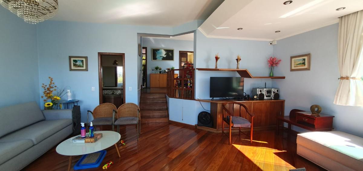 Casa, João Pinheiro, 5 Quartos, 4 Vagas, 1 Suíte
