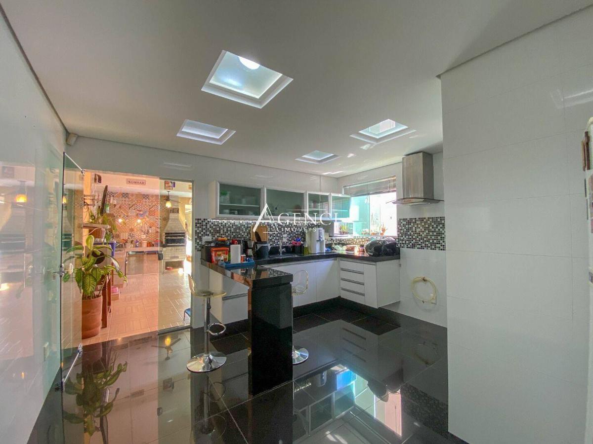 Casa, Paquetá, 4 Quartos, 0 Vaga, 0 Suíte