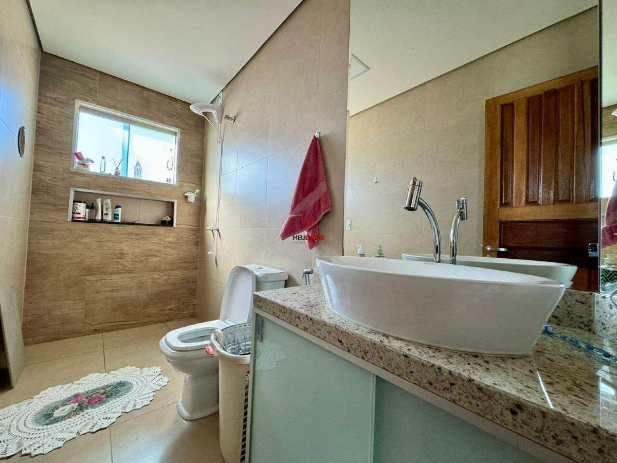 Casa, Miramar (barreiro), 4 Quartos, 3 Vagas, 1 Suíte