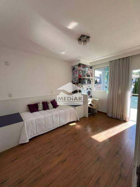 Casa, Castelo, 4 Quartos, 8 Vagas, 4 Suítes