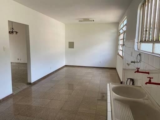 Casa, Funcionários, 4 Quartos, 5 Vagas, 2 Suítes