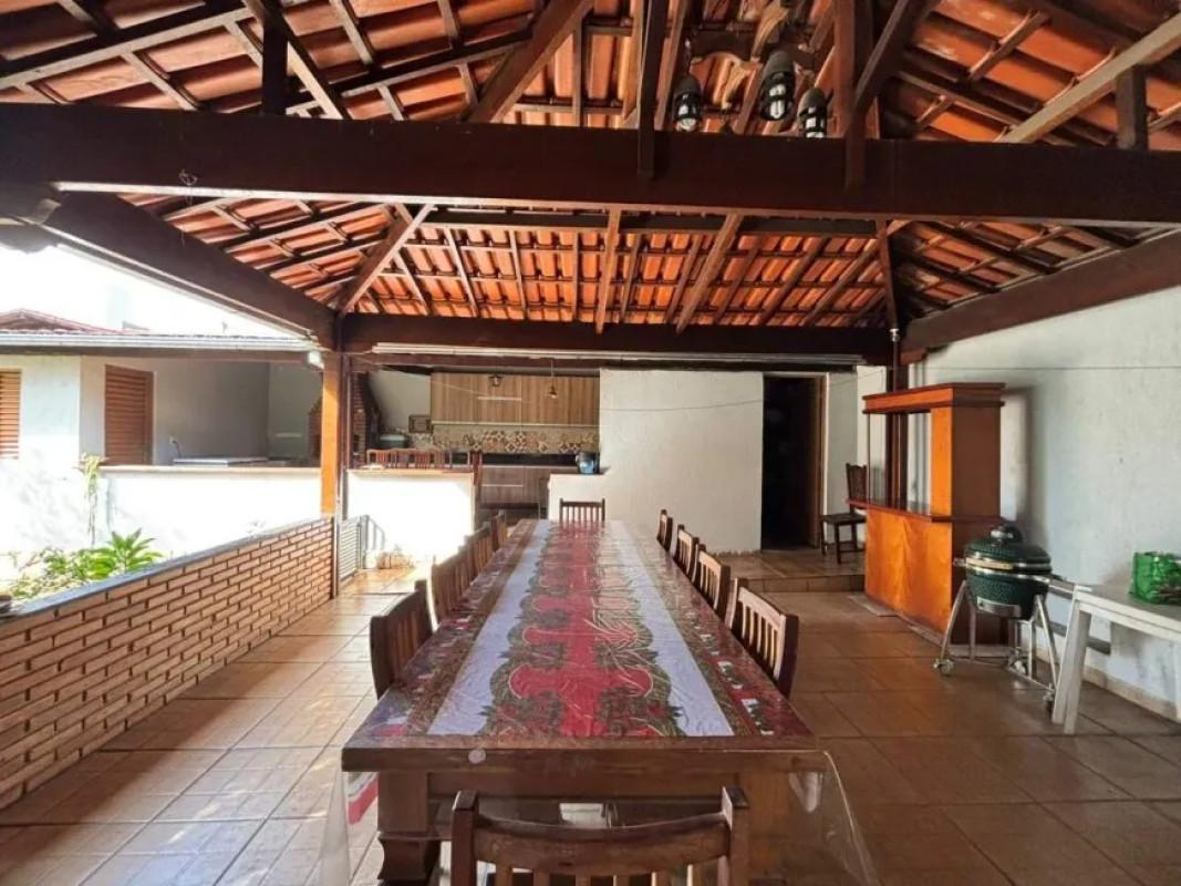Casa, Castelo, 4 Quartos, 4 Vagas, 1 Suíte