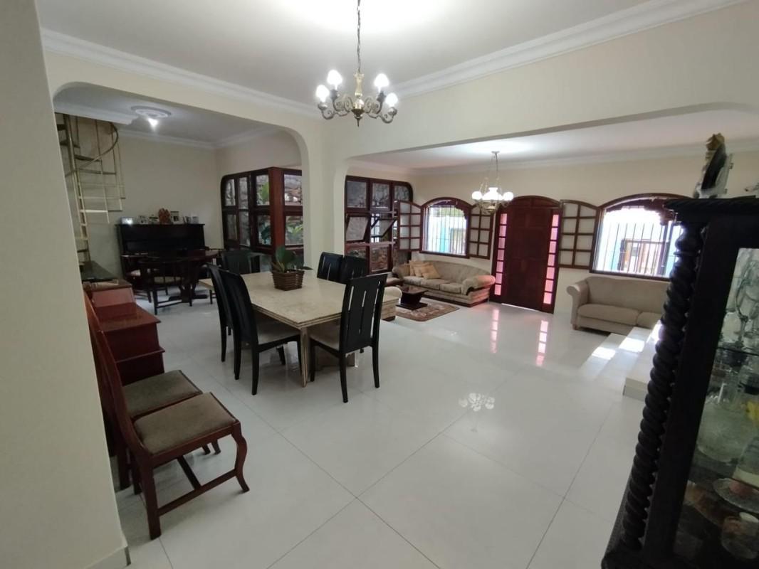 Casa, Castelo, 3 Quartos, 4 Vagas, 1 Suíte