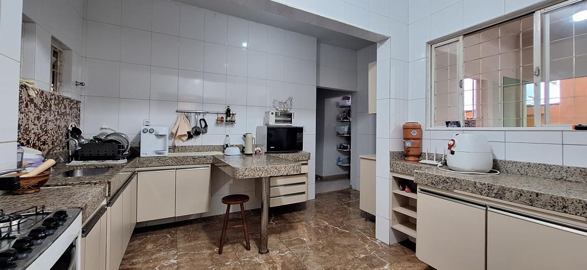 Casa, Sagrada Família, 4 Quartos, 2 Vagas, 2 Suítes