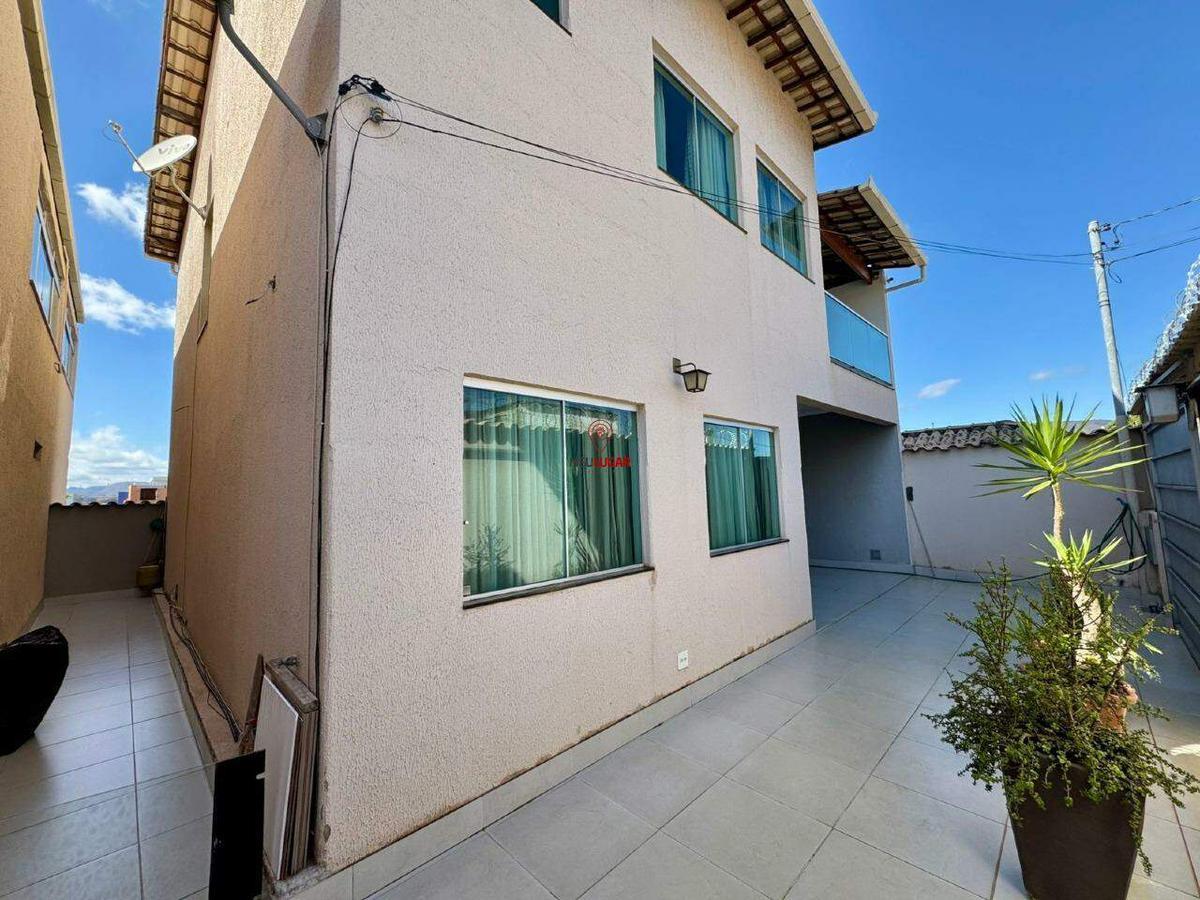 Casa, Miramar (barreiro), 4 Quartos, 3 Vagas, 1 Suíte